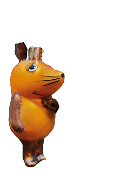 Auf dem Bild sind drei farbenfrohe und liebevoll gestaltete Weihnachtsbaumanh nger zu sehen – jeweils in Form einer kleinen, verspielten Figur:   Links die Tigerente von Janosch, ein zebra hnliches Tier auf gr nen R dern, goldfarben mit schwarzen Streifen.    In der Mitte der kleine blaue Elefant, der ein bunt verpacktes Geschenk auf dem R cken tr gt.    Rechts die bekannte „Maus“ aus der Sendung mit der Maus, ebenfalls als gl nzender Christbaumschmuck gestaltet.    Alle drei Figuren sind aus Glas oder einem  hnlichen Material gefertigt, gl nzen festlich und h ngen an kleinen goldenen Aufh ngehaken. Sie wirken fr hlich, nostalgisch und ideal als au ergew hnliche Dekoration f r den Weihnachtsbaum.