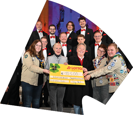 Im festlichen Ambiente einer Kirche berreichte Lotto Rheinland-Pfalz einen Spendenscheck an die Vertreterinnen und Vertreter der Empf ngerorganisation. Gemeinsam mit den Mitgliedern der Mainzer Hofs nger, die in eleganten schwarzen Anz gen mit roten Fliegen erschienen waren, wurde die  bergabe feierlich begangen. Das Gruppenfoto zeigt strahlende Gesichter und unterstreicht die Wertsch tzung f r das Engagement vor Ort – ein Moment, der Gemeinschaftsgef hl und gelebte Unterst tzung eindrucksvoll sichtbar macht.