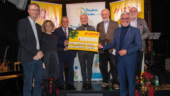 Im festlichen Ambiente berreichte Lotto Rheinland-Pfalz einen Spendenscheck an die Vertreterinnen und Vertreter der Empf ngerorganisation. Gemeinsam mit den Django Reinhardt wurde die  bergabe feierlich begangen. Das Gruppenfoto zeigt strahlende Gesichter und unterstreicht die Wertsch tzung f r das Engagement vor Ort – ein Moment, der Gemeinschaftsgef hl und gelebte Unterst tzung eindrucksvoll sichtbar macht.