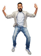 Mann mit erstauntem Gesichtsausdruck springt vor Freude in die Luft