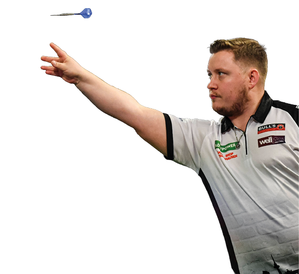 Ein Dartspieler in einem wei en Polohemd visiert die Scheibe an.