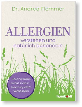 as Bild zeigt das Buchcover des Ratgebers „Allergien verstehen und nat rlich behandeln“ von Dr. Andrea Flemmer.   Das Design ist klar und naturverbunden gehalten:    Der Hintergrund ist hell und wirkt leicht strukturiert.    Der Titel „ALLERGIEN“ steht gro  in lila Schrift, darunter der Zusatz „verstehen und nat rlich behandeln“.    Im unteren Bereich sind stilisierte Pflanzen und Gr ser in gr n abgebildet, passend zum naturheilkundlichen Ansatz.    Ein lila Kreis weist darauf hin, dass das Buch zeigt, wie man „Beschwerden selbst lindern – Lebensqualit t verbessern“ kann.    Unten rechts befindet sich das Logo des humboldt Verlags.    Inhaltlich deutet das Cover auf einen praxisnahen Gesundheitsratgeber hin, der nat rliche Methoden zur Linderung von Allergien vorstellt.