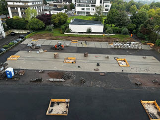Aus der Vogelperspektive wird der Baufortschritt auf dem Parkplatz von Lotto Rheinland-Pfalz dokumentiert.