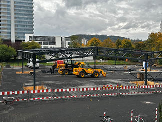 Aus der Vogelperspektive wird der Baufortschritt auf dem Parkplatz von Lotto Rheinland-Pfalz dokumentiert.