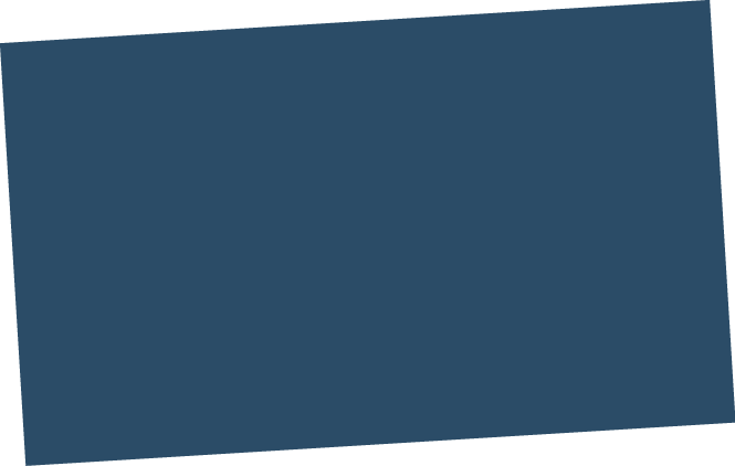 Auf dem Bild sind vier Personen zu sehen, die gemeinsam einen gro en symbolischen F rdervertrag ber 100.000 Euro pr sentieren. Die Situation wirkt offiziell und findet im Freien statt, vermutlich vor einem historischen Geb ude, das sich in Renovierung oder Restaurierung befindet – darauf weist das Banner der Deutschen Stiftung Denkmalschutz im Hintergrund hin („Wir bauen auf Kultur. Ihre Spende hilft.“).  Die Personen stehen nebeneinander, halten den Vertrag sichtbar in der Mitte und l cheln in die Kamera. Es handelt sich offenbar um eine  bergabe oder Bekanntgabe einer finanziellen F rderung zugunsten eines Denkmalschutzprojekts.