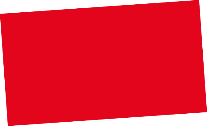 Eine Gruppe von etwa 15 M nnern steht in einer Kirche auf den Stufen vor dem Altar. Die M nner tragen berwiegend schwarze Anz ge mit wei en Hemden und roten Fliegen und geh ren zu einem M nnerchor. In der Mitte des Bildes halten zwei Personen gemeinsam einen gro en symbolischen Scheck in gelber Farbe mit der Aufschrift „Lotto Rheinland-Pfalz“ und einem Betrag von 13.000 Euro. Der Scheck ist f r soziale Zwecke bestimmt. Im Hintergrund sind Kirchenb nke, ein Altarraum sowie farbige Lichtakzente in Rot und Blau zu sehen, die eine festliche Atmosph re erzeugen. Alle Beteiligten blicken in die Kamera und wirken zufrieden und feierlich.