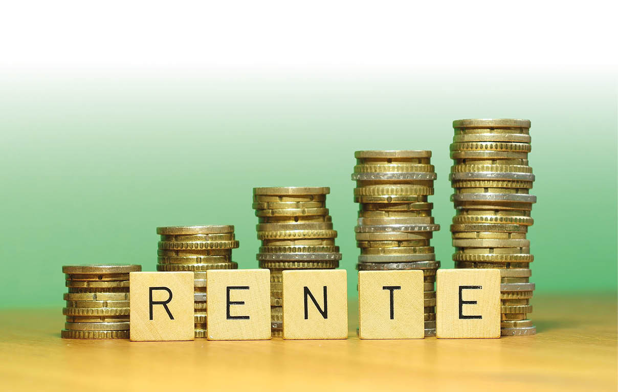 Auf dem Bild sind f nf Stapel mit M nzen zu erkennen. Die Stapal steigen von links nach rechts an. Vor den Stapeln stehen f nf Holzkl tzchen auf denen RENTE steht.