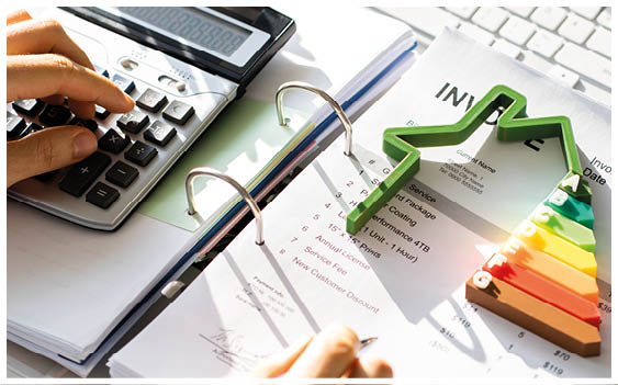 Auf dem Bild ist eine Schreibtischszene zu sehen. Im Vordergrund liegen mehrere Dokumente in einem Ordner, die mit einer Metallmechanik abgeheftet sind. Die Unterlagen enthalten gedruckten Text und farbige Markierungen, die auf Bearbeitungen oder Hervorhebungen hinweisen. Eine Hand h lt den Ordner ge ffnet, w hrend eine andere Hand eine Tastatur bedient, die links im Bild zu erkennen ist. Rechts befinden sich farbige Registerkarten, die zur Strukturierung der Unterlagen dienen. Die Szene vermittelt den Eindruck von B roarbeit oder administrativer T tigkeit, etwa im Zusammenhang mit Planung, Pr fung oder Buchhaltung.