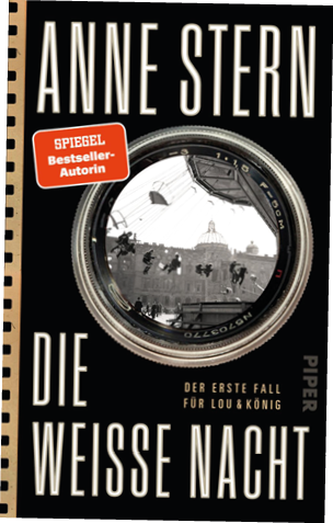 Buchcover mit dem Titel 'Die wei e Nacht' von Anne Stern, darauf ein kreisrundes Foto, das durch ein Kameraobjektiv blickt und eine Gruppe von Menschen vor einem historischen Geb ude zeigt.
