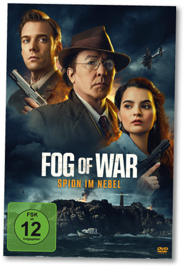 Drei Personen mit Waffen vor einem st rmischen Meer und einer Insel, dar ber ein Flugzeug, Titel 'FOG OF WAR SPION IM NEBEL' und FSK-12-Logo.