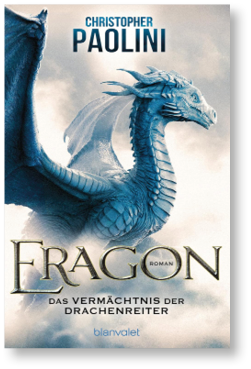 Detaillierte Darstellung eines Drachen mit ausgebreiteten Fl geln vor wolkigem Himmel, dar ber der Schriftzug 'CHRISTOPHER PAOLINI', darunter der Titel 'FRAGON' und der Untertitel 'DAS VERM CHTNIS DER DRACHENREITER'