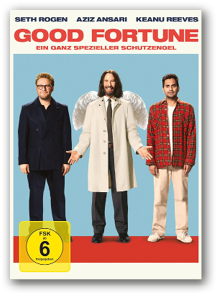 Drei M nner stehen nebeneinander, der mittlere tr gt einen hellen Mantel und Engelsfl gel, die anderen zwei tragen dunkle und karierte Oberbekleidung.