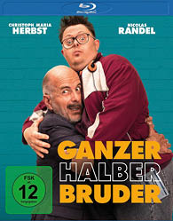 Cover einer Blu-ray: Zwei Personen stehen vor einer t rkisfarbenen Wand und umarmen sich. Die Person links tr gt einen dunklen Anzug, die Person rechts einen bordeauxroten Pullover mit wei en Streifen an den rmeln. Im oberen Bereich sind die Namen 'Christoph Maria Herbst' und 'Nicolas Randel' in wei er Schrift zu sehen. Im unteren Bereich steht der Titel 'GANZER HALBER BRUDER' in gro en gelben und wei en Buchstaben. Links unten befindet sich ein gr nes FSK-Logo mit der Altersfreigabe 'ab 12 freigegeben'. Oben in der Mitte ist ein Blu-ray-Logo abgebildet.