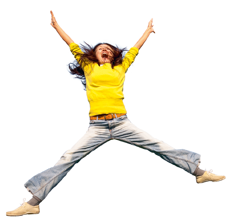 Frau mit langen Haaren tr gt ein gelbes Oberteil und helle Jeans. Sie springt mit ausgestreckten Armen und Beinen auf einer Wiese. Der Hintergrund ist komplett wei .
