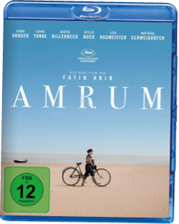 Ein Kind schiebt ein Fahrrad am Strand unter blauem Himmel, dar ber der Titel 'AMRUM' und Namen von Schauspielern sowie der Hinweis auf den Film von Fatih Akin