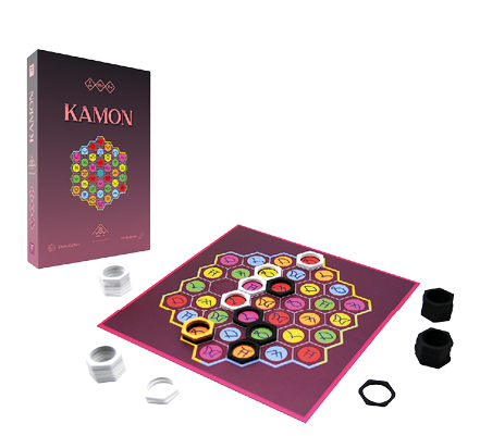 Brettspiel mit sechseckigem Spielfeld, bunten Symbolen auf den Feldern, schwarzen und wei en sechseckigen Spielsteinen sowie Spielschachtel mit Aufschrift 'KAMON'