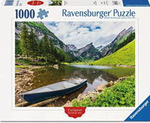 Puzzleverpackung mit Bergsee, Boot am Ufer und bewaldeten Bergen im Hintergrund