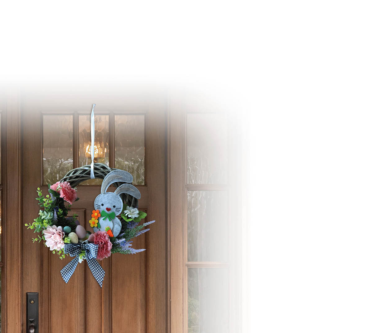 Ein Osterkranz h ngt an einer Haust r.