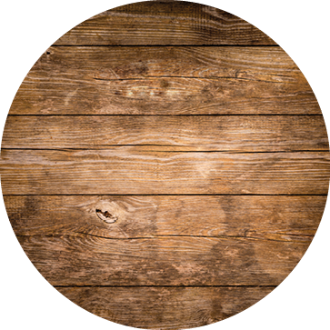 Nahaufnahme einer h lzernen Oberfl che aus mehreren nebeneinander verlegten Dielen. Das Hauptmotiv ist die deutliche Holzmaserung mit Astknoten und Gebrauchsspuren.