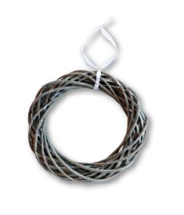 Ein geflochtener Kranzrohling. Am oberen Bereich ist ein wei es Band zum Aufh ngen befestigt.