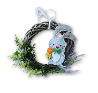 Ein dekorativer, runder Weidenkranz mit gr nen Zweigen und lila Bl ten, an dem ein grau-filzener Hase mit Blumenbefestigung sitzt. Hauptmotiv ist der geschm ckte Fr hlings-/Osterkranz.