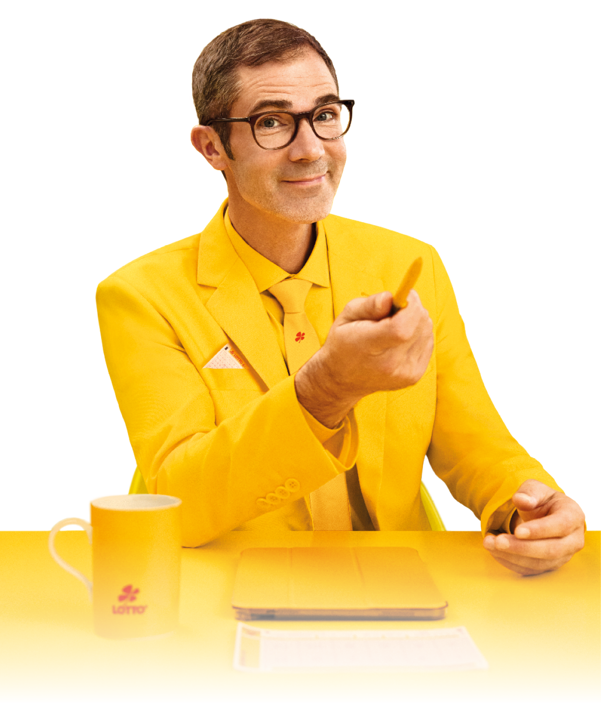 Ein Mann sitzt hinter einem langen, gelben Tisch und ist komplett in gelber Kleidung gekleidet (Sakko und Hemd); sein Gesicht ist unscharf bzw. unkenntlich gemacht. Auf dem Tisch rechts vor ihm stehen eine gelbe Tasse, ein gelbes Notizbuch und ein kleines gelbes Blatt; er h lt in der rechten Hand einen Stift und scheint auf etwas hinzuweisen. Die Bildkomposition ist minimalistisch: gro er wei er Hintergrund oben, breite gelbe Fl che unten, die den Vordergrund dominiert. Die Szene wirkt formell und farblich stark reduziert, sodass Gelb den gesamten Bildraum pr gt. Keine weiteren Personen oder Ortsangaben sind erkennbar.