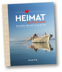 Buchtitel des Bildbands “Heimat Deutschland": Eine spiegelnde Seefl che auf dem ein Ruderboot schwimmt.