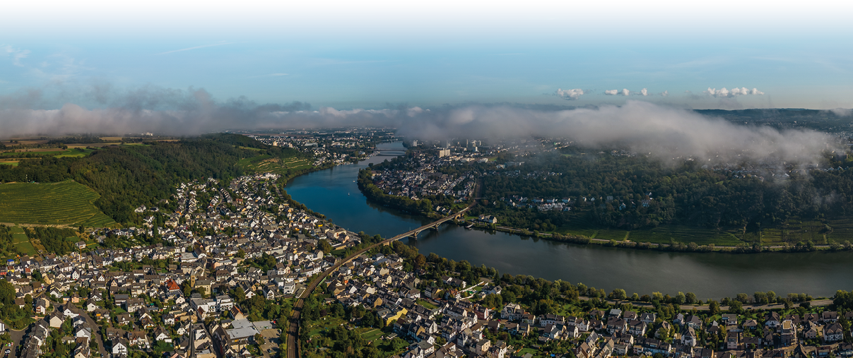 Panoramaansicht auf eine Ortschaft an einem Fluss.