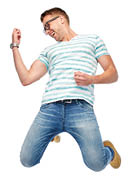 Mann mit freudigem Gesichtsausdruck springt mit nach hinten angwinkelten Beinen vor Freude in die Luft