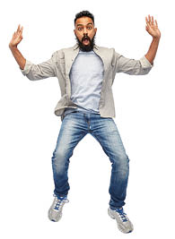 Mann mit erstauntem Gesichtsausdruck springt vor Freude in die Luft