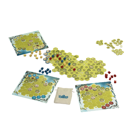 Ein zusammengestelltes Brettspiel zeigt viele sechseckige gr ne Pl ttchen, die eine modulare Spieloberfl che bilden, in deren Mitte bereits mehrere kleine Holzfiguren in Rot, Blau und Gelb platziert sind. Drei pers nliche Spielertableaus mit hexagonalen Feldern liegen vorne, dazu ein kleiner Leinenbeutel mit Spiellogo in der Bildmitte. Rechts oben und links oben liegen zus tzliche Pl ttchenstapel und Holzwaren in Gruppen, die als Vorr te erkennbar sind. Die Farben sind insgesamt hellgr n und gelblich, das Layout wirkt bersichtlich und spielbereit. Es handelt sich um eine Mehrspieler‑Strategiespiel‑Anordnung ohne Personen im Bild.