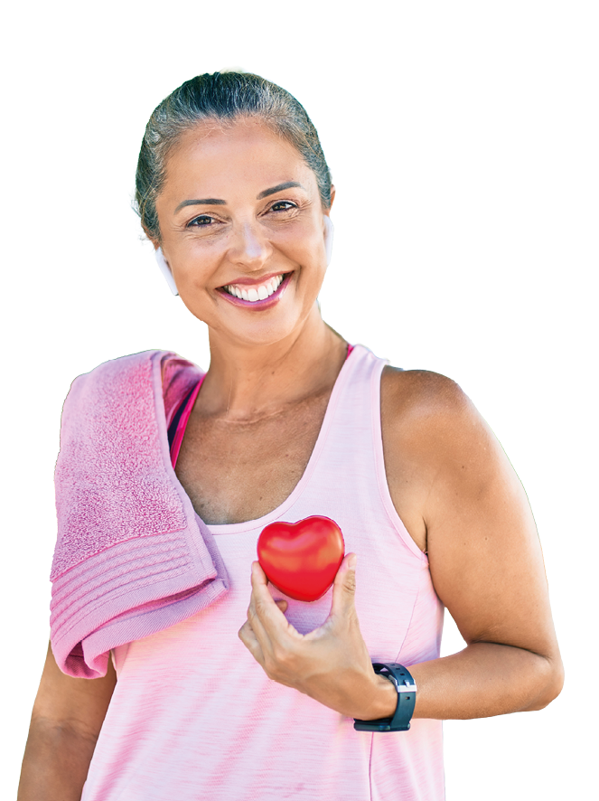Das Bild zeigt eine l chelnde Frau im Freien, die direkt in die Kamera blickt. Sie hat dunkle Haare, die nach hinten gebunden sind, und tr gt ein hellrosa Sport-Top.    ber ihrer linken Schulter liegt ein rosa Handtuch, das sie locker festh lt. In der rechten Hand h lt sie ein rotes, herzf rmiges Objekt, vermutlich ein Symbol f r Gesundheit oder Fitness.    Am Handgelenk tr gt sie eine dunkle Fitnessuhr oder ein Armband.    Der Hintergrund ist unscharf und gr n, was auf eine Umgebung im Freien, wie einen Park oder Garten, hindeutet. Die Lichtstimmung ist hell und freundlich.