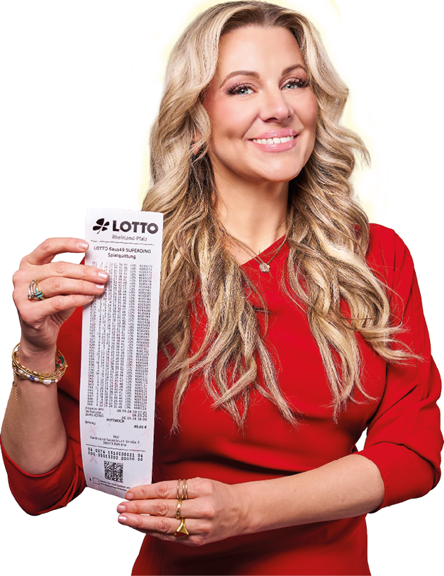 Eine blonde junge Frau im roten Kleid l chelt in die Kamera. Sie pr sentiert eine lange Lotto-Spielquittung. Diese muss sie mit beiden H nden festhalten.