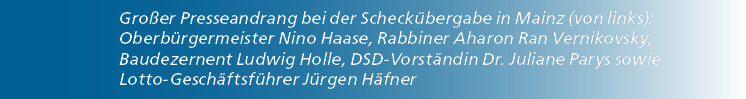 Gro er Presseandrang bei der Scheck bergabe in Mainz (von links): Oberb rgermeister Nino Haase, Rabbiner Aharon Ran V...