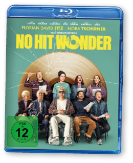 Das Bild zeigt das Cover eines Films mit dem Titel „No Hit Wonder“ auf einer Blu-ray-H lle.   Oben steht der Titel in gro en, gelben Buchstaben vor einem gr nlichen Hintergrund. Dar ber sind die Namen der Hauptdarsteller zu lesen.    Im unteren Bereich sitzt eine Gruppe von neun Personen in zwei Reihen. Sie wirken wie ein Ensemble oder Chor: Einige halten Notenbl tter in den H nden und scheinen zu singen oder zu sprechen.    In der Mitte sitzt ein Mann im Rollstuhl mit verschr nkten H nden, der neutral oder nachdenklich schaut. Die anderen Personen um ihn herum zeigen unterschiedliche Gesichtsausdr cke – von konzentriert bis fr hlich.    Hinter der Gruppe ist eine gro e, kreisf rmige Schallplatte oder ein Lautsprecher angedeutet. Darauf befindet sich ein Riss wie in zerbrochenem Glas, der sich  ber das Bild zieht.    Unten links ist ein gr nes FSK-Siegel mit „ab 12“ zu sehen.