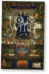 Das Bild zeigt ein detailreich illustriertes Buchcover mit dem Titel „THE HOUSE WITCH“ in gro en, hellen Buchstaben in der Mitte. Oben stehen die Autorennamen „DELEMHACH“ und „EMILIE NIKOTA“. Die Illustration zeigt eine steinerne K chen‑Szene: ein gro er Topf h ngt ber offenem Feuer, Dampf steigt auf, und Zutaten wie Tomaten und Zwiebeln wirbeln dar ber. In einem bogenf rmigen Fenster dar ber liegt eine schwarze Katze zusammengerollt, dahinter sieht man einen dunklen Nachthimmel mit Mond. Rundherum h ngen Kochutensilien (Pfannen, L ffel, Kellen), Kr uter und Vorr te; links lehnt ein Besen, rechts unten steht das Logo „Hobbit Presse Klett‑Cotta“. Insgesamt wirkt das Cover wie eine magische, gem tliche Hexenk che.
