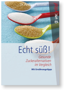 Das Bild zeigt das Cover eines Ratgebers ber Zucker und Zuckerersatz. Oben ist eine Nahaufnahme von bunten L ffeln zu sehen: ein roter L ffel mit wei em Kristallzucker und ein gr ner L ffel mit braunem Zucker; im Hintergrund liegt ein weiterer L ffel mit braunen Zuckerk rnern. Vor einem hellblauen Hintergrund steht oben der Autorenname „Dr. Andrea Flemmer“. Der gro e Titel lautet „Echt s  !“, darunter: „Gesunde Zuckeralternativen im Vergleich“ und „Mit Ern hrungstipps“. Am rechten Rand l uft ein senkrechter Balken mit dem Verlagsnamen „VK vital“. Weitere Personen oder Objekte sind nicht zu sehen.