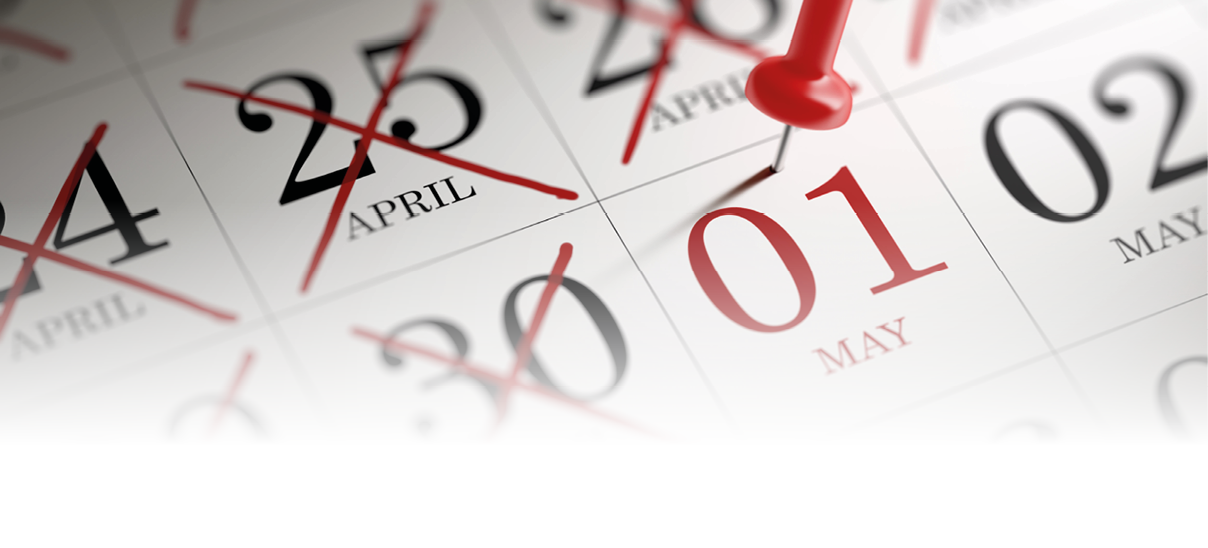 Das Bild zeigt einen Kalender in Nahaufnahme. Im Mittelpunkt steht das Datum 1. Mai, das gro und in roter Farbe dargestellt ist. In dieses Feld ist eine rote Stecknadel gesteckt, die leicht nach oben herausragt.    Die Tage davor, vor allem Ende April, sind mit roten Kreuzmarkierungen durchgestrichen. Man erkennt mehrere durchgestrichene Zahlen wie den 24., 25. und 30. April. Diese Markierungen wirken handgezeichnet und auff llig.    Der Kalender ist in einem klaren Raster aufgebaut, mit schwarzen Zahlen auf wei em Hintergrund. Der Monat „April“ ist bei den vorherigen Tagen zu lesen, w hrend unter der gro en roten „01“ der Monat „Mai“ steht.    Der Fokus liegt deutlich auf dem 1. Mai und der Stecknadel, w hrend die umliegenden Tage leicht unscharf wirken. Die Darstellung vermittelt den Eindruck, dass auf dieses Datum besonders hingearbeitet oder gewartet wurde.