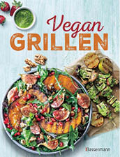 Das Bild zeigt das Cover eines Kochbuchs mit dem Titel „Vegan GRILLEN“: „Vegan“ steht in roter Schreibschrift, „GRILLEN“ gro in orangefarbenen Blockbuchstaben. Hintergrund ist eine hellblau gestrichene Holzplatte. Unten links sieht man eine gro e Sch ssel Salat mit gegrillten K rbis‑ oder Auberginen -Scheiben, Feigenst cken, Rucola, Waln ssen und Schicht Granatapfelkernen. Rechts daneben liegt auf gro e Papier gegrilltes Gem se in gr ner Marinade (st ckige W rfel und Pilze) sowie halbierte, angegrillte Zitronen. Oben links sind eine kleine Schale mit gr nem Dip und ein paar Erdbeeren abgebildet. Unten rechts steht der Verlagsname „Bassermann“.