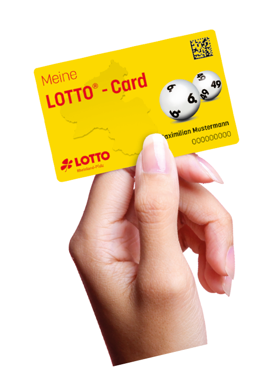 Das Bild zeigt eine Hand, die eine kleine gelbe Karte nach oben h lt. Die Hand ist zentral im Bild und hebt sich deutlich vor einem hellen, einfarbigen Hintergrund ab.   Die Karte ist eine Lotto-Karte. Auf ihr steht der Text „Meine LOTTO-Card“. Au erdem sind kleine Abbildungen von Lottokugeln mit Zahlen zu sehen. Unten auf der Karte befindet sich ein Name und eine Zahlenreihe, die wie eine Kartennummer aussieht.    Die Hand h lt die Karte zwischen Daumen und Zeigefinger. Die Fingern gel sind gepflegt und leicht gl nzend.    Das Bild ist klar und schlicht aufgebaut, ohne weitere Gegenst nde. Der Fokus liegt ganz auf der Karte und der Hand.