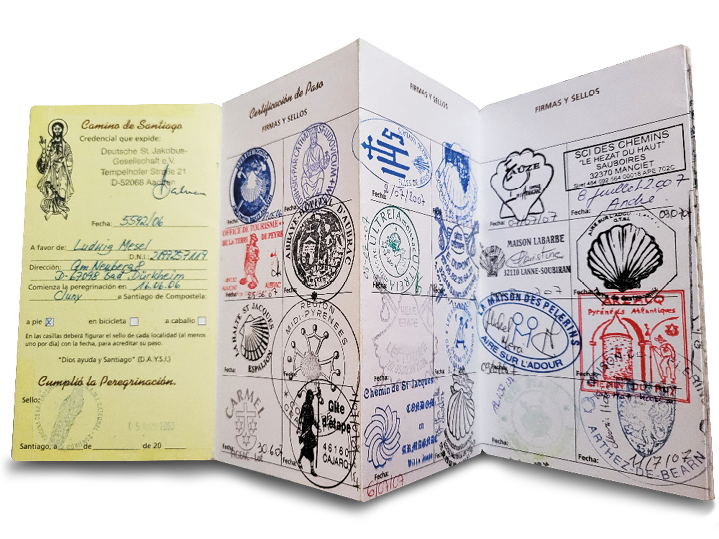 Das Foto zeigt ein aufgeklapptes Pilger‑Heft (Credencial), wie es auf dem Jakobsweg genutzt wird, um Stempel von Unterk nften und Stationen zu sammeln. Ganz links ist die gelbliche Innenseite der Titelseite zu sehen; dort sind gedruckte Felder mit Angaben wie Herausgeber („Deutsche St. Jakobsgesellschaft“), Felder f r Name, Adresse, Datum und Hinweise zum Pilgerweg. In diesen Feldern sind handschriftliche Eintr ge in blauer oder schwarzer Tinte sichtbar.   Rechts daneben folgen zwei zusammengefaltete wei e Seiten mit gedruckten Rahmen f r einzelne Stempel. Die Seiten sind dicht mit vielen unterschiedlichen Stempeln gef llt:  berwiegend runde Motive, dazu einige ovale und rechteckige Stempel. Die Stempel sind in verschiedenen Farben – haupts chlich Blau, Rot, Schwarz und Gr n – gehalten. Motive zeigen typischerweise Pilger‑Symbole (z. B. Muscheln), Ortsnamen, Wappen, Logos von Herbergen und Kurztexte mit Datumseintr gen; einige Stempel sind mehrfarbig oder mit kleinen Bildzitaten versehen. Die Stempel sind teilweise leicht  berlappend angeordnet und decken die vorgesehenen Felder fast vollst ndig ab, was auf eine l ngere Pilger‑route und viele Stationen hinweist.