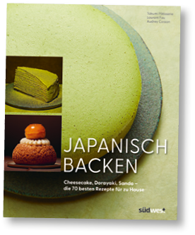 Das Bild zeigt das Cover eines Koch- und Backbuchs. Den Hintergrund dominiert eine Nahaufnahme eines runden, hellgr nen Kuchens auf einem dunklen Teller; die porige Oberfl che erinnert an Matcha. Links sind zwei kleinere Fotos bereinander angeordnet: oben ein angeschnittenes, mehrlagiges St ck gr ner Kuchen mit vielen d nnen Schichten; unten ein kleines Geb ck auf einem Teller mit knuspriger H lle, heller Creme und einer gl nzenden, orangefarbenen Kugel als Topping. In gro en wei en Gro buchstaben steht mittig rechts der Titel „JAPANISCH BACKEN“. Darunter in kleinerer Schrift: „Cheesecake, Dorayaki, Sando – die 70 besten Rezepte f r zu Hause“. Oben rechts sind die Autorennamen „Takumi Patisserie“, „Laurent Fau“ und „Audrey Cosson“ zu lesen. Unten rechts steht das Verlagslogo „s dwest“.