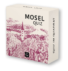Das Bild zeigt eine leicht schr g von vorn fotografierte, quadratische Spieleschachtel. Auf der Vorderseite steht in gro en, schwarzen Buchstaben der Titel „MOSEL QUIZ“. Der Hintergrund ist berwiegend wei ; darunter ist eine bordeauxfarbene, fein gezeichnete Illustration zu sehen, die eine Mosel-Landschaft mit Weinbergen und einem Ort andeutet. Unten mittig befindet sich ein kleines schwarzes Quadrat mit einem wei en „G“. Die rechte Seite der Schachtel ist ebenfalls sichtbar und tr gt den vertikal gesetzten Titel „MOSEL QUIZ“.
