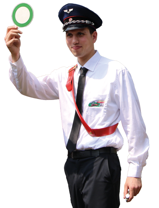 Es ist eine stehende Person in Uniform zu sehen. Der junge Mann tr gt eine wei e, lang rmelige Hemdbluse mit schwarzer Krawatte, eine dunkelblaue Schirmm tze mit Abzeichen und einen diagonal ber die Schulter laufenden roten Tragegurt. Am Hemd links ist eine kleine, farbige Aufn her‑ oder Namensplatte sichtbar. Die rechte Hand ist leicht erhoben und h lt ein rundes, handliches Signalzeichen: ein Stab mit einer runden Scheibe, deren Innenfl che wei  mit einem deutlichen gr nen Kreis in der Mitte ist. Die linke Hand liegt tiefer und h lt eine Trillerpfeife.