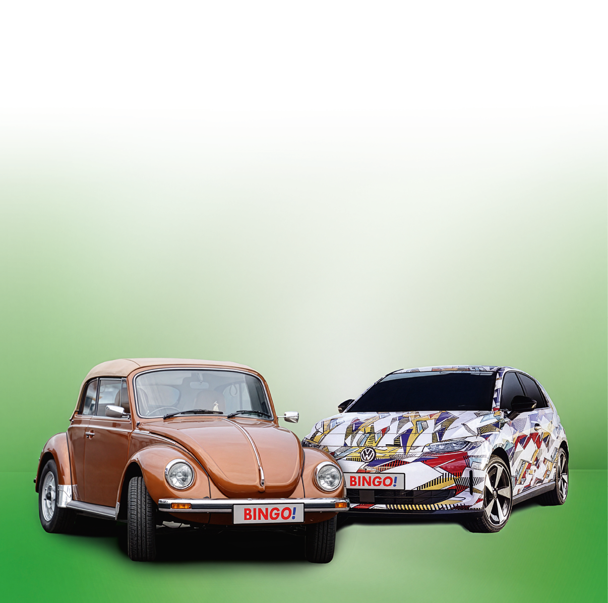 Vorn links steht ein brauner, historischer VW K fer mit runden Scheinwerfern, chromierten Sto f ngern und klar erkennbarer, gew lbter Motorhaube. Der Wagen ist leicht nach rechts gedreht, so dass seine Front und die linke Seite sichtbar sind. Vorne mittig am Sto f nger h ngt ein wei es Kennzeichen mit rotem Schriftzug „BINGO!“.   Rechts neben dem K fer steht ein moderner VW‑Kompaktwagen, frontal leicht nach links gedreht. Seine Karosserie ist vollst ndig mit einem bunten, grafischen Muster beklebt — diagonale Streifen und fl chige Formen in Wei , Gelb, Blau, Rot und Schwarz —, die dem Fahrzeug ein auff lliges, k nstlerisches Erscheinungsbild geben. Auch dieser Wagen tr gt ein Kennzeichen mit dem Schriftzug „BINGO!“. Beide Autos stehen dicht nebeneinander auf demselben einfarbigen, hellgr nen Hintergrund.