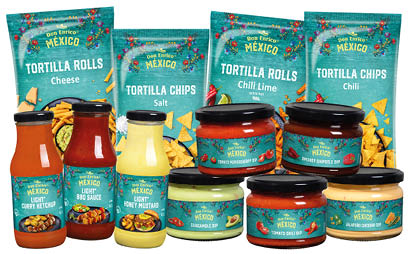 Auf wei em Hintergrund angeordnetes Sortiment mexikanisch angehauchter Snacks und Dips in bunter Verpackung. Hinten stehen vier gr ne bis t rkisfarbene T ten nebeneinander: zwei T ten „Tortilla Chips“ (eine mit „Cheese“, eine mit „Salt“), eine T te „Tortilla Rolls Chili“ und eine weitere T te „Tortilla Chips“ (Ecke rechts). Vor den T ten stehen in der vorderen Reihe mehrere Glasflaschen und kleine Gl ser/Becher mit Deckeln und Etiketten in Rot-, Gelb- und T rkist nen. Links sind drei schlanke Flaschen mit Saucen (orange, dunkelrot, hellgelb), mittig zwei kleine runde Becher mit hellgr nen Etiketten (vermutlich Dips), und rechts drei gr ere Gl ser mit dunklen Deckeln und roten/t rkisen Etiketten (Salsas). Die Etiketten zeigen dekorative mexikanische Muster und den Marken- bzw. Produktnamen; insgesamt vermittelt die Anordnung ein farbenfrohes, vielf ltiges Snackpaket.