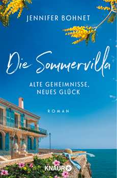 Buchcover im Hochformat mit sommerlicher K stenansicht. Oben auf blauem Himmel in wei er, serifenloser Schrift der Autorenname „JENNIFER BOHNET“. Darunter gro und handschriftlich der Titel „Die Sommervilla“. In der Bildmitte rechts ist ein elegantes Haus auf einer Felsklippe  ber dem Meer zu sehen: zweist ckige Villa mit hellen Steinw nden, blauen Fensterl den und einem schmiedeeisernen Balkon. Unten links vor der Villa bl hen rosa Hibiskus‑Bl ten und  ppiges Gr n. Am rechten Bildrand reicht der Blick auf das weite, ruhige, dunkelblaue Meer. Auf der Mauerkante vorn liegt ein strohfarbenes Sonnennetz mit hellblauer Schleife, die im Wind weht. Unter dem Titel in wei er Gro schrift der Untertitel: „ALTE GEHEIMNISSE, NEUES GL CK“ und darunter klein „ROMAN“. Gesamtstimmung: hell, freundlich und einladend – vermittelt Sommer, Urlaub und eine romantische Atmosph re.