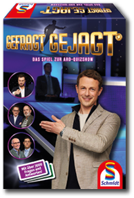 Das Bild zeigt das Cover des Spiels „Gefragt Gejagt – Das Spiel zur ARD-Quizshow“. Dominierend ist ein gro gesetzter, goldfarbener Titel „GEFRAGT GEJAGT“ vor einem blau-violetten, modern ausgeleuchteten Fernsehstudiohintergrund. Im Vordergrund rechts steht ein l chelnder Mann im beigefarbenen Sakko mit dunklem Hemd; er h lt einen Arm angewinkelt nach vorn und zeigt mit der offenen Hand nach links, als w rde er etwas ank ndigen. Links im Bild sind drei runde Portr t-Felder mit verschiedenen M nnern abgebildet, die als „J ger“ der Sendung erkennbar sind. Unten links befindet sich ein Hinweis in einem lilafarbenen Feld: „Mit  ber 3000 Fragen und Antworten!“. Unten rechts ist das Logo von „Schmidt Spiele“ zu sehen.