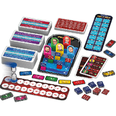 Das Bild zeigt eine berblicksaufnahme des Spielmaterials des Brettspiels „Gefragt Gejagt“ auf wei em Hintergrund.   Zentral liegt eine rechteckige Spieltafel: Auf einem dunklen, bogenf rmigen Feld stehen mehrere farbige Spielfiguren bzw. Aufsteller mit Portr tfotos; darunter sind kleine Wert- oder Geldbetr ge aufgedruckt. Links oben sind drei gro e Stapel mit Karten bzw. Kartendecks zu sehen, jeweils mit farbigen R cken und Textfeldern. Oben mittig liegt eine weitere Karte oder ein Regel-/Infotextfeld in Rot. Rechts oben befindet sich eine l ngliche, hochformatige Punktetafel mit vielen blauen Feldern und Zahlenwerten. Unten links steht eine blaue Sanduhr. Daneben und entlang der unteren Bildkante liegen zahlreiche runde, wei e Marker mit roten Zahlen (nummeriert in Reihe) sowie mehrere kleine, farbige Rechteck- und Quadratpl ttchen mit Symbolen und Fragezeichen. Insgesamt wirkt das Arrangement wie ein vollst ndiger Inhalt- berblick der Spielbox.