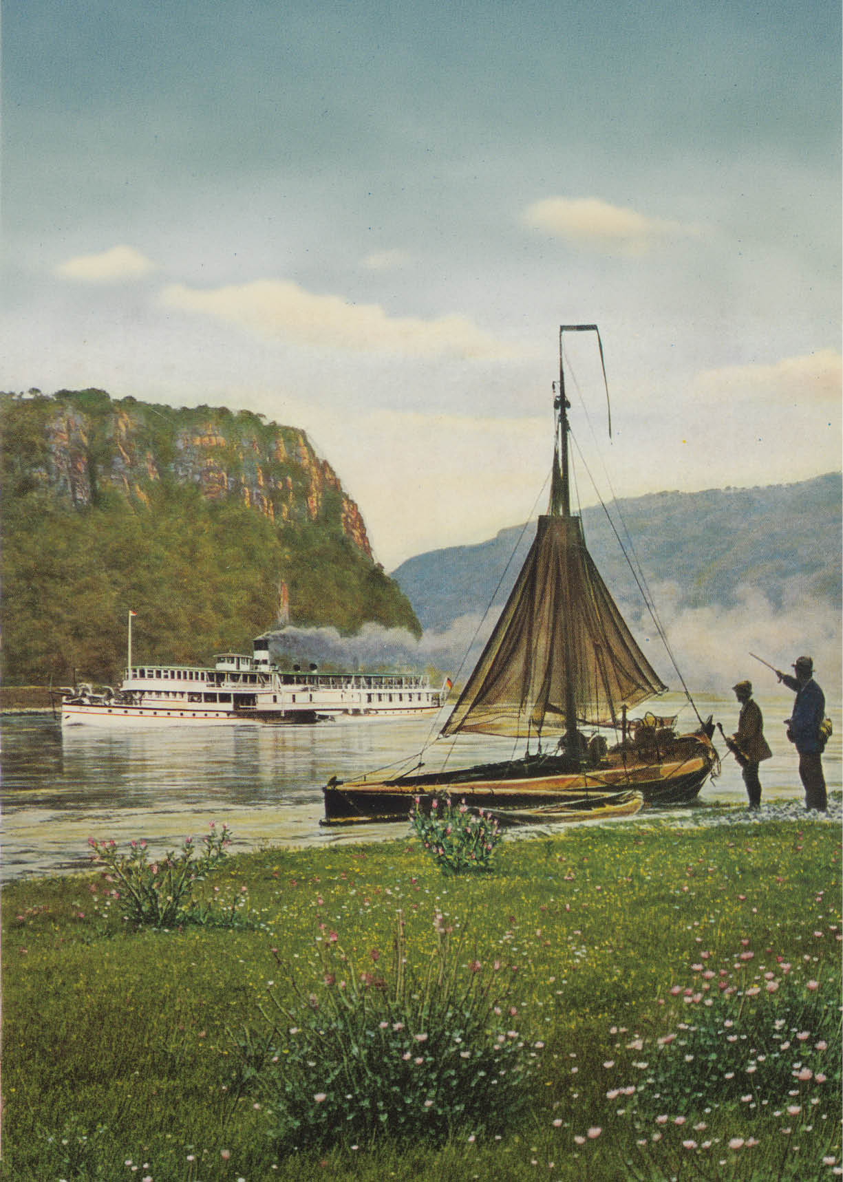 Zwei Personen stehen am Ufer neben einem Segelboot w hrend ein Dampfschiff auf einem ruhigen Fluss vor bewaldeten Felsen und Bergen vorbeif hrt. 